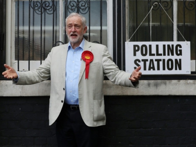 Le chef du Parti travailliste Jeremy Corbyn, devant un bureau de vote après avoir voté aux élections locales, le 3 mai 2018 à Londres - Daniel LEAL-OLIVAS [AFP]