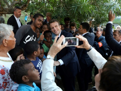 Le président Emmanuel Macron rencontre les habitants du quartier populaire de Montravel, le 4 mai 2018 à Nouméa, en Nouvelle-Calédonie - Ludovic MARIN [AFP]
