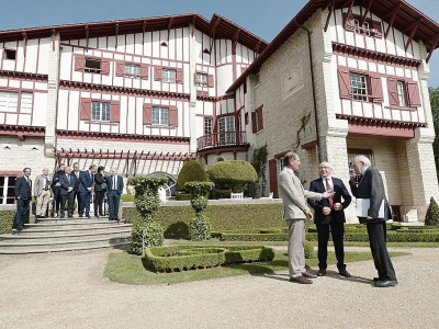 Les experts internationaux arrivent à la Villa Arnaga, à Cambo-les-Bains, pour la conférence actant la dissolution de l'ETA - IROZ GAIZKA [AFP]