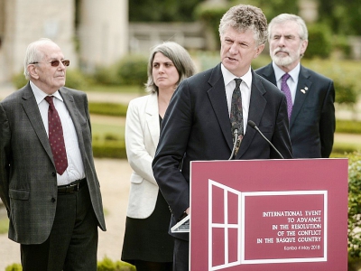 Le diplomate britannique Jonathan Powell lit la déclaration finale après la conférénce internationale pour une "paix juste et durable" actant la dissolution de l'ETA à Cambo-les-Bains, dans le Pays basque français, le 4 mai 2018 - IROZ GAIZKA [AFP]