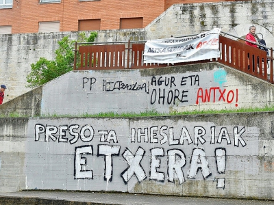 Des graffitis demandant le retour à la maison des prisonniers de l'ETA, le 3 mai 2018 à Agurain, en Espagne - ANDER GILLENEA [AFP]