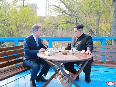 Le dirigeant nord-coréen Kim Jong Un (à droite) et le président sud-coréen Moon Jae-in à Panmunjom, le 27 avril 2018 - STR [KCNA VIA KNS/AFP/Archives]