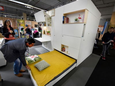 L'inventeur français Nicolas Veger présente son bloc-meuble, le 3 mai au concours Lépine à Paris - GERARD JULIEN [AFP]