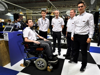 Des lycéens de Bourges venus présenter au concours Lépine "Gestual Move", un système de commande de fauteuil roulant utilisable avec le menton ou les mains, le 3 mai 2018 à Paris - GERARD JULIEN [AFP]