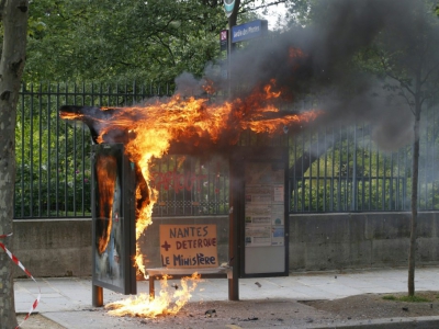 Un arrêt de bus incendié en marge du cortège syndical du 1er mai 2018 à Paris - GEOFFROY VAN DER HASSELT [AFP/Archives]