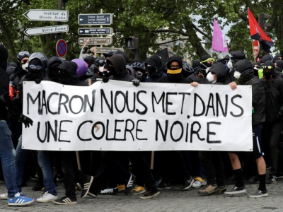 Des manifestants vêtus de noir défilent en marge du défilé syndical du 1er mai 2018 à Paris - Thomas SAMSON [AFP/Archives]