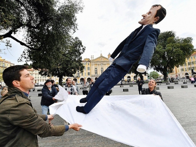 Une effigie du président Emmanuel Macron sur un drap lors du carnaval de Nice, le 4 mai 2018, à la veille de la Fête à Macron - YANN COATSALIOU [AFP]