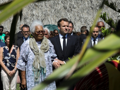 Le président Emmanuel Macron, aux côtés de Marie-Claude Tjibaou, assiste le 5 mai 2018 à une cérémonie au mémorial de Wadrilla où ont été assassinés  le 4 mai 1989 les deux leaders nationalistes, Jean-Marie Tjibaou et Yeiwéné Yeiwéné - LUDOVIC MARIN [AFP]