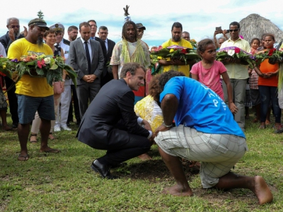 Le président Emmanuel Macron plante un arbre, le 5 mai 2018 à Ouvéa, avec les membres des familles des 19 Kanak tués en 1988 lors de l'assaut de la grotte d'Ouvéa, - Ludovic MARIN [AFP]