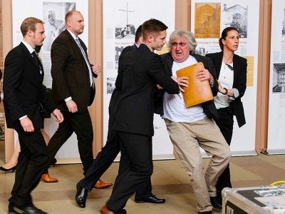 Des agents de sécurité interpellent un manifestant lors d'une cérémonie poure le bicentanaire de Karl Marx à Trèves, en Allemagne, le 4 mai 2018 - Patrik STOLLARZ [AFP]