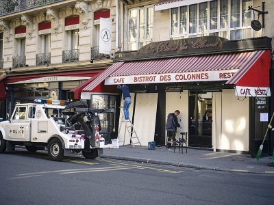 Un café près de la place de la Bourse protège ses vitres de panneaux de contreplaqué le 5 mai 2018 à Paris - Olivier MORIN [AFP]