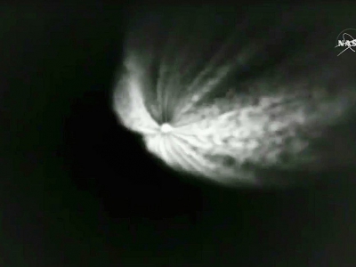 Cette capture d'écran de la chaine de NASA TV montre le nuage d'échappement de la fusée Atlas V lancée le 5 mai 2018 de la base Vandenberg, en Californie - HO [NASA/AFP]