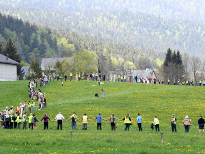 Chaîne humaine samedi dans le village d'Autrans (Isère) pour protester contre les compteurs communicants Linky, le 5 mai 2018 - JEAN-PIERRE CLATOT [AFP]