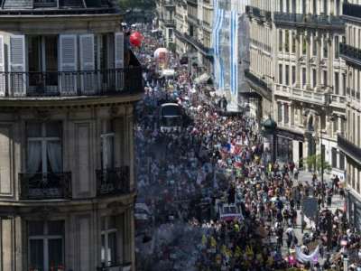 Des dizaines de milliers de manifestants pour la "Fête à Macron" le 5 mai 2018 dans le centre de Paris - Olivier MORIN [AFP]