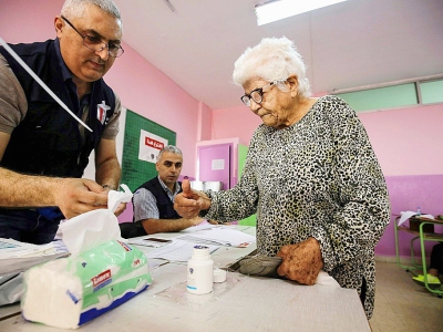 Une Libanaise trempe son pouce dans de l'encre après avoir voté aux législatives, les premières depuis 2009, à Tripoli (nord), le 6 mai 2018 - IBRAHIM CHALHOUB [AFP]