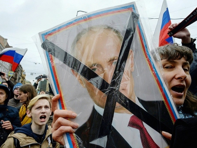 Des opposants manifestent contre Vladimir Poutine à Saint-Pétersbourg, en Russie, le 5 mai 2018 - Olga MALTSEVA [AFP]
