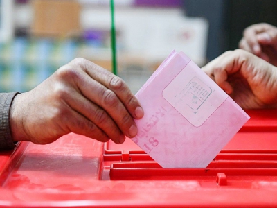 Un Tunisien glisse son bulletin dans l'urne lors des municipales, le 6 mai 2018 à Ben Arous, près de Tunis - FETHI BELAID [AFP]