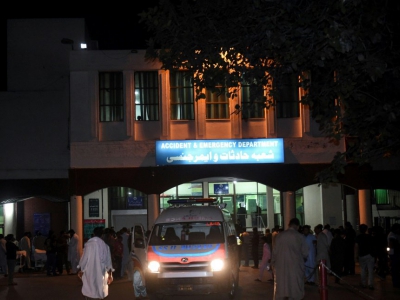 Une ambulance stationne devant l'hôpital de Lahore où a été admis le ministre pakistanais de l'Intérieur après avoir été blessé par balle le 6 mai 2018 - ARIF ALI [AFP]