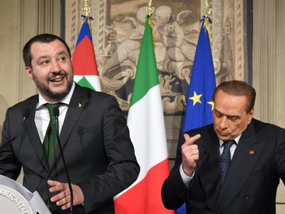Le chef du parti Italien la Ligue (extrême droite) Matteo Salvini (C) et Silvio Berlusconi (D),  chef de Forza Italia (FI, droite) lors d'une à l'issue d'une rencontre avec le président italien le 12 avril 2018 à Rome - Tiziana FABI [AFP/Archives]