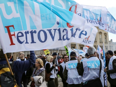 Des employés de la SNCF rassemblés devant l'Ecole" militaire à Paris, le 3 mai 2018, à l'appel des syndicats de cheminots - JACQUES DEMARTHON [AFP/Archives]