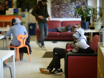 Des personnes qui se droguent attendent qu'une salle de shoot se libère au centre Abrigado, le 29 mars 2018 au Luxembourg - JOHN THYS [AFP]