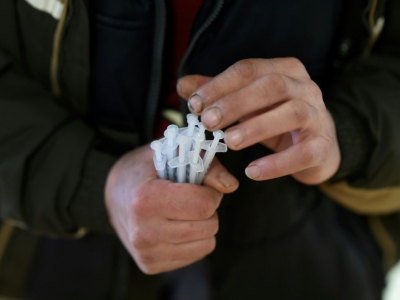Une personne qui se drogue tient des seringues obtenues au centre Abrigado, le 29 mars 2018 au Luxembourg - JOHN THYS [AFP]