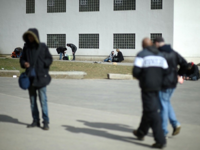 Des personnes qui se droguent attendent dans la cour du centre Abrigado après avoir utilisé une salle de shoot, le 29 mars 2018 au Luxembourg - JOHN THYS [AFP]