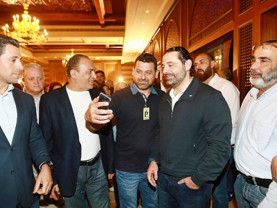 Le Premier ministre Saad Hariri (3e g) avec ses partisans à Beyrouth, le 6 mai 2018 - ANWAR AMRO [AFP]