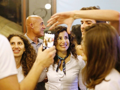 L'auteure Joumana Haddad, de la coalition "Koullouna Watani", liste de la société civile, prise en photo avec ses partisans à Beyrouth, le 7 mai 2018 - Marwan TAHTAH [AFP]