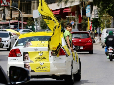 Des partisans du Hezbollah circulent dans les rue de Nabatieh dans le sud du Liban, le 6 mai 2018 - MAHMOUD ZAYYAT [AFP]