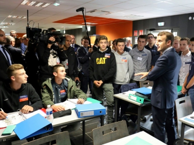 Le président Emmanuel Macron parle avec des étudiants de l'Ecole d'Application aux Métiers des Travaux Publics, le 4 octobre 2017 à Paris - LUDOVIC MARIN [POOL/AFP/Archives]