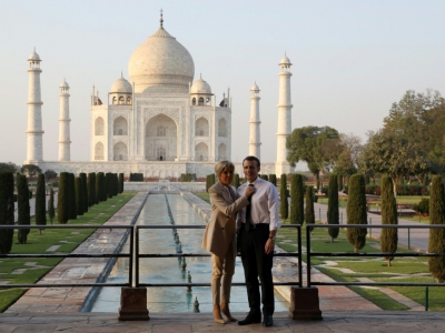 Le président Emmanuel Macron et son épouse Brigitte posent devant le Taj Mahal, le 11 mars 2018 à Agra, en Inde - Ludovic MARIN [AFP/Archives]