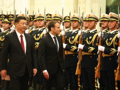 Le président Emmanuel Macron et son homologue chinois Xi Jinping (g) passent en revue la garde d'honneur, au Palais du Peuple, le 9 janvier 2018 à Pékin - LUDOVIC MARIN [POOL/AFP/Archives]