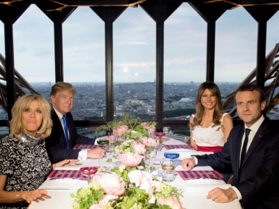 Le président Emmanuel Macron et sa femme Brigitte dînent avec le président américain Donald Trump et son épouse Melania au restaurant de la Tour Eiffel, Le Jules Vernes, le 13 juillet 2017 à Paris - SAUL LOEB [AFP/Archives]