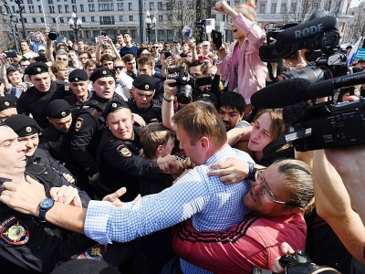 Des policiers russes tentent d'arrêter l'opposant Alexeï Navalny lors d'une manifestation contre le président Vladimir Poutine, le 5 mai 2018 à Moscou - Kirill KUDRYAVTSEV [AFP]