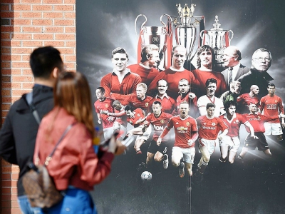 Un panneau rassemblant les grandes figures de Manchester United, le 6 mai 2018 devant le musée du club à Old Trafford - Paul ELLIS [AFP]