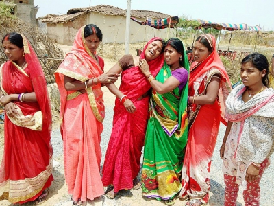 Des proches de l'adolescente de 16 ans violée et tuée le 3 mai dans le village de Raja Kundra, dans l'Etat indien du Jharkand, laissent éclater leur chagrin le 5 mai 2018 - - [AFP]