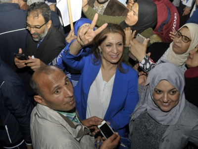 La candidate du parti islamiste Ennahdha pour la mairie de Tunis, Souad Abderrahim, fait le signe de la victoire au siège du parti dans la capitale, le 6 mai 2018 - SOFIENNE HAMDAOUI [AFP]