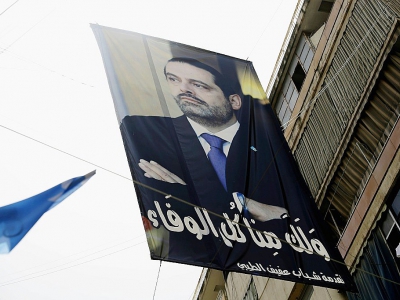 Un portrait du Premier ministre libanais Saad Hariri entre deux bâtiments dans le quartier sunnite de Tariq al-Jadida à Beyrouth, le 4 mai 2018 - JOSEPH EID [AFP]