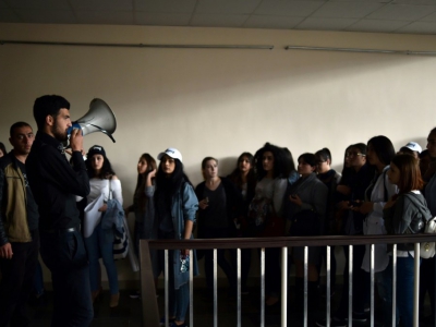 Des étudiants de l'université de Gumri demandent la démission du recteur, membre du Parti républicain au pouvoir, le 5 mai 2018 - Sergei GAPON [AFP]
