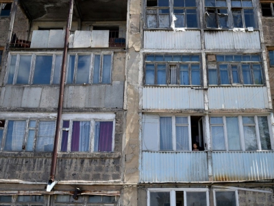 Zoya Sarkissian, 80 ans, regarde la rue depuis la fenêtre de son appartement de Gumri, le 5 mai 2018 - Sergei GAPON [AFP]