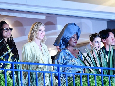 Une partie des membres du jury du Festival de Cannes au balcon de l'hôtel Martinez à Cannes, le 7 mai 2018 - Alberto PIZZOLI [AFP]