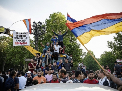 Des supporteurs de l'opposant Nikol Pachinian lors d'un rassemblement, le 2 mai 2018 à Erevan, en Arménie - KAREN MINASYAN [AFP]