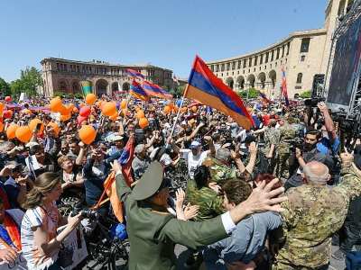 Des supporteurs de l'opposant Nikol Pachinian lors d'un rassemblement, le 1er mai 2018 à Erevan, en Arménie - Vano SHLAMOV [AFP/Archives]