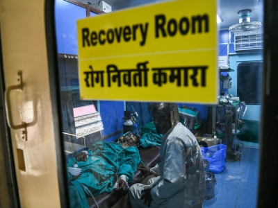 Une salle de réveil du Lifeline Express, train-hôpital en Inde, le 12 avril 2018 à Jalore - CHANDAN KHANNA [AFP]