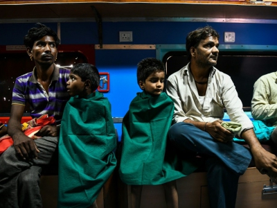 Shera Ram (à gauche), 26 ans, avec son fils Dasrat Ram (le 2e à gauche), 5 ans, attend son tour pour une consultation dans le Lifeline Express en Inde, tout comme Kanti Lal Sen, 38 ans (à droite) et son fils de 10 ans Arjun Sen (au centre), le 13 avr - CHANDAN KHANNA [AFP]