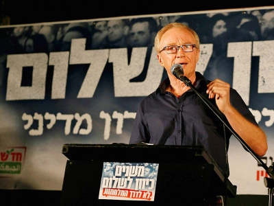 L'écrivain israélien David Grossman s'exprime à la tribune lors d'une manifestation appelant à la reprise des négociations entre Israël et l'Autorité palestinienne, le 16 août 2014 à Tel-Aviv - GALI TIBBON [AFP/Archives]