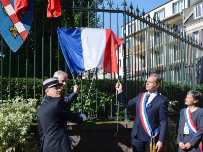 Les élus ont dévoilé la plaque de la rue du Colonel Arnaud Beltrame, à Évreux. - Amaury Tremblay