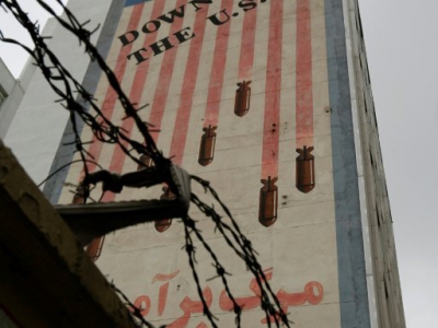 Un slogan anti-aémricain "Down with the USA" inscrit sur le mur d'un bâtiment à Téhéran, le 8 mai 2018 - ATTA KENARE [AFP]