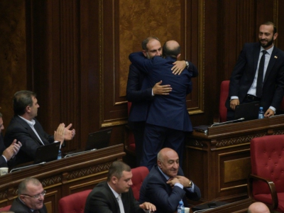 Nikol Pachinian félicité par un député après son élection par le Parlement comme Premier ministre. Le 8 mai à Erevan. - KAREN MINASYAN [AFP]